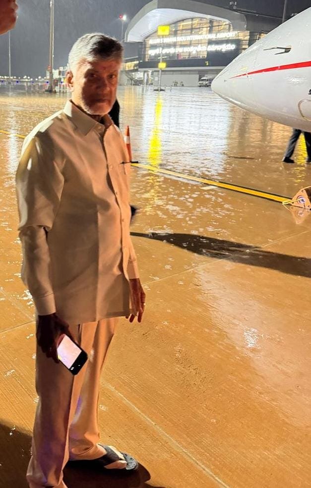 అల్లూరి సీతారామరాజు ఇంటర్ నేషనల్ ఎయిర్పోర్ట్ నుంచి ముఖ్యమంత్రి చంద్రబాబు తొలి ప్రయాణం