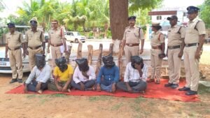 5 మంది ఎర్రచందనం స్మగ్లర్లు అరెస్ట్..