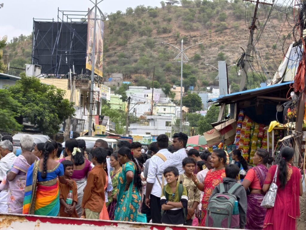 రాజంపేటలో బస్సుల కోసం ప్రయాణికుల పడిగాపులు