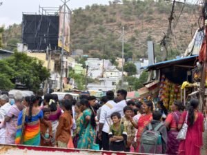 రాజంపేటలో బస్సుల కోసం ప్రయాణికుల పడిగాపులు
