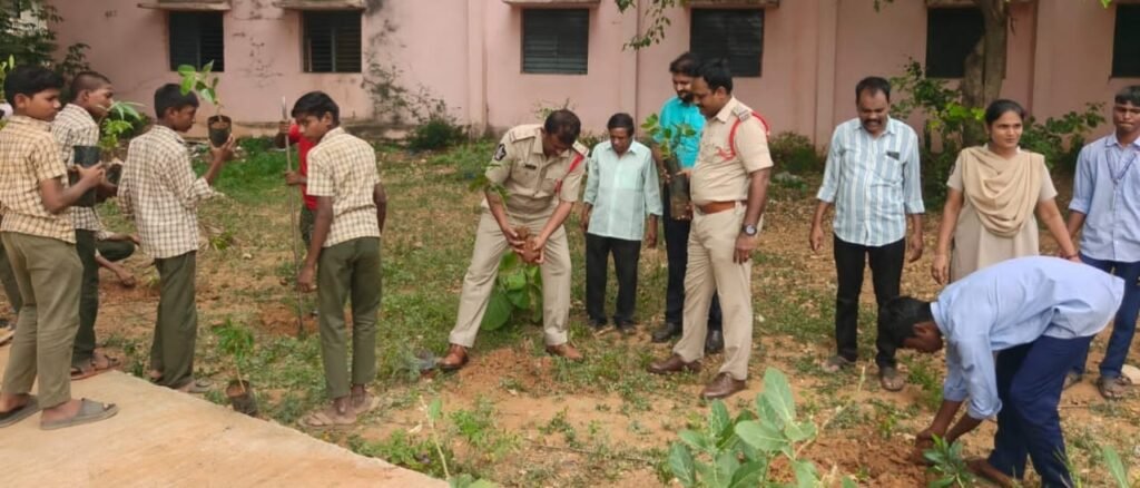 పుల్లంపేటలో 250 మొక్కలు నాటిన పోలీసులు