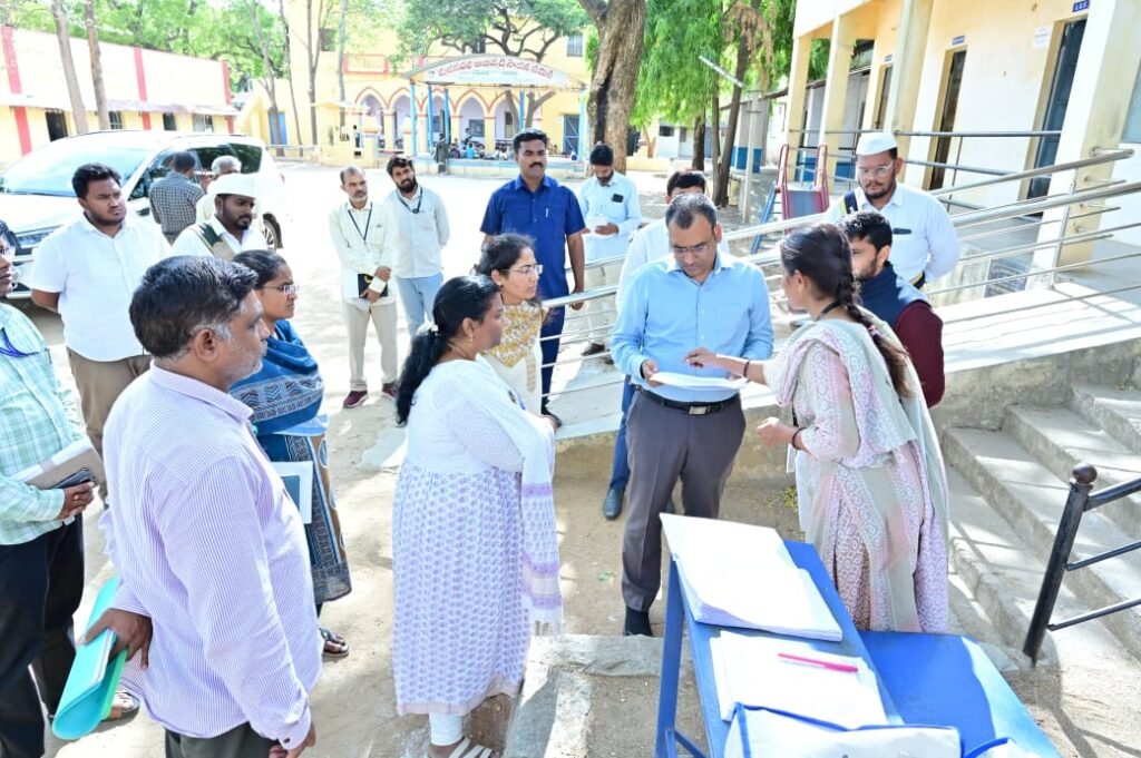 పోలింగ్ కేంద్రాలు, ఆరోగ్య కేంద్రాన్ని పరిశీలించిన SIR స్పెషల్ అబ్జర్వర్
