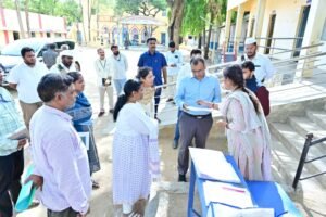 పోలింగ్ కేంద్రాలు, ఆరోగ్య కేంద్రాన్ని పరిశీలించిన SIR స్పెషల్ అబ్జర్వర్