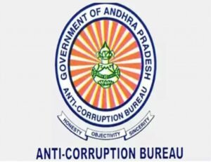 లంచం తీసుకుంటూ పట్టుబడ్డ అధికారులు