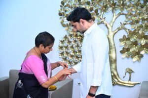 మంత్రి లోకేష్ కు రాఖీ కట్టిన ఎమ్మెల్యే గళ్ళా మాధవి