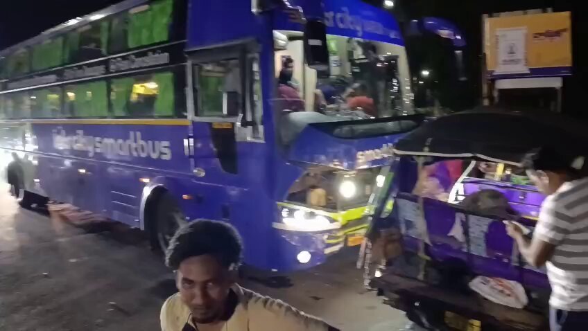 పల్నాడు జిల్లాలో ప్రైవేట్ ట్రావెల్స్ బ‌స్సు బీభ‌త్సం