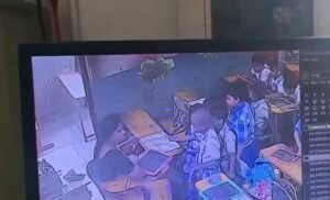 టీచర్‌కు భయపడి కుప్పకూలి ఎల్‌కేజీ విద్యార్థి మృతి