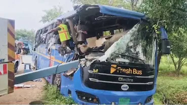 విజయవాడ హైవేపై ఘోర బస్సు ప్రమాదం.. ఐదుగురు మృతి