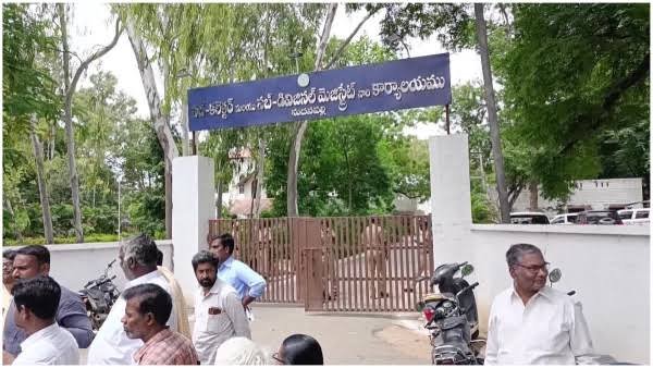 మదనపల్లి కలెక్టరేట్ ఎదుట రేషన్ డీలర్ల ఆందోళన