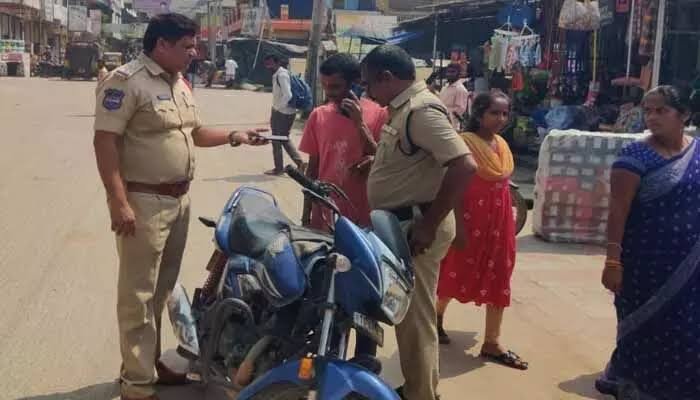 మైనర్లకు ద్విచక్ర వాహనాలు కేసులు నమోదు చేస్తాం : ఎస్‌ఐ
