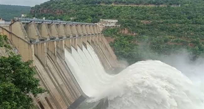 శ్రీశైలం జలాశయానికి కొనసాగుతున్న వరద ప్రవాహం..!