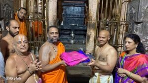మంత్రాలయం శ్రీ రాఘవేంద్రస్వామివారికి శేషవస్త్రం సమర్పించిన టీటీడీ ఈవో