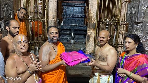 మంత్రాలయం శ్రీ రాఘవేంద్రస్వామివారికి శేషవస్త్రం సమర్పించిన టీటీడీ ఈవో