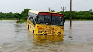 వరదలో చిక్కుకున్న స్కూల్ బస్సులు