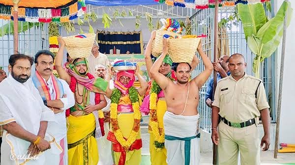 వైభవంగా తొండమాన్ పురం శ్రీ వేంకటేశ్వరస్వామివారికి పవిత్ర సమర్పణ