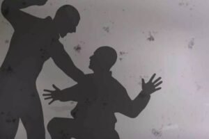 గురువుపై దాడి.. గందరగోళం రేపిన యువకులు!
