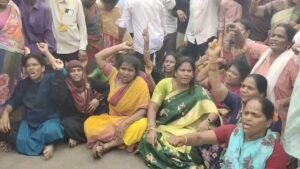 వైసీపీ నిరహార దీక్ష శిబిరం స్వాధీనం చేసుకున్న టీడీపీ.
