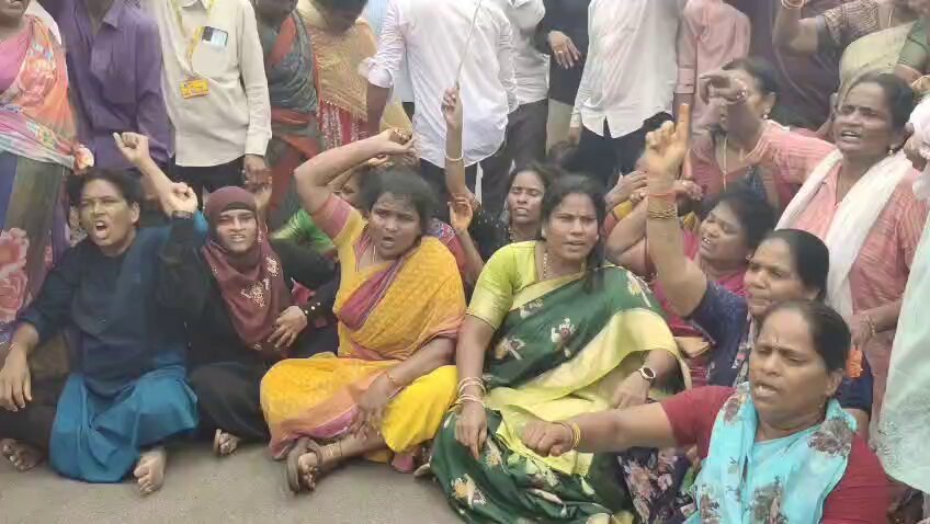 వైసీపీ నిరహార దీక్ష శిబిరం స్వాధీనం చేసుకున్న టీడీపీ.