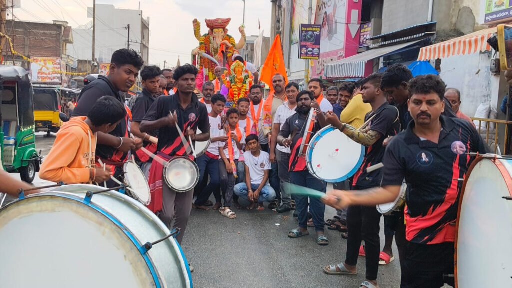 వినాయకుని నిమజ్జనాలు ప్రారంభం