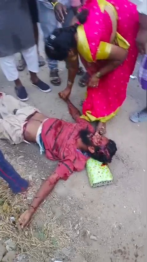 రోడ్డు ప్రమాదంలో ఇద్దరికి గాయాలు