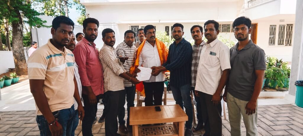 విద్యుత్ కాంట్రాక్ట్ కార్మికులకు ఎమ్మెల్యే కిషోర్ అండ