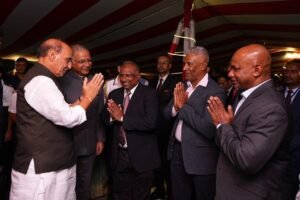 శ్రీలంక క్రికెట్ దిగ్గజాలతో రక్షణ మంత్రి రాజ్‌నాథ్ సింగ్ భేటీ