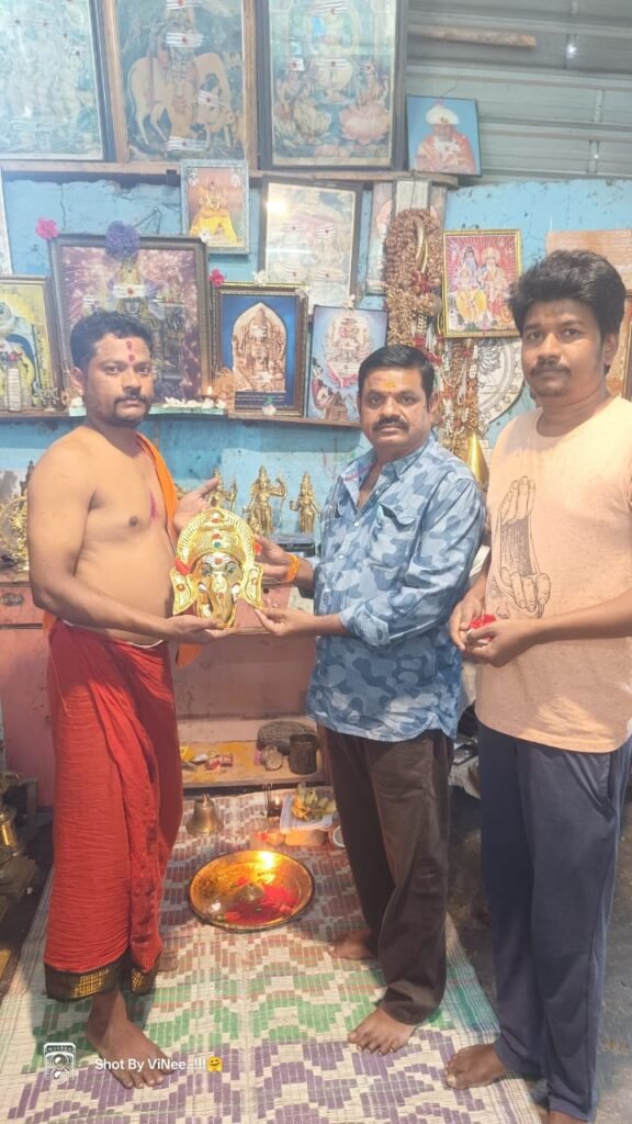 శ్రీ వరసిద్ధి వినాయక స్వామి ఆలయం నకు స్వామి వారి ముఖ వచనం అందజేసిన శోభారాణి గంగాధర్