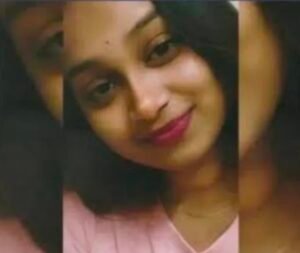 సెల్ఫోన్ రిపేర్ కోసం వెళ్లిన యువతి