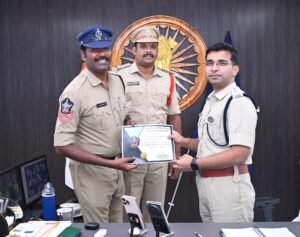 చంద్రరావుకు సాహసోపేత సేవలకు గుర్తింపుగా నగదు రివార్డు