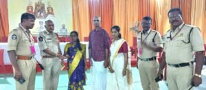 పోగొట్టుకున్న పర్సును భక్తురాలికి అప్పగించిన తిరుమల క్రైమ్ పోలీసులు.