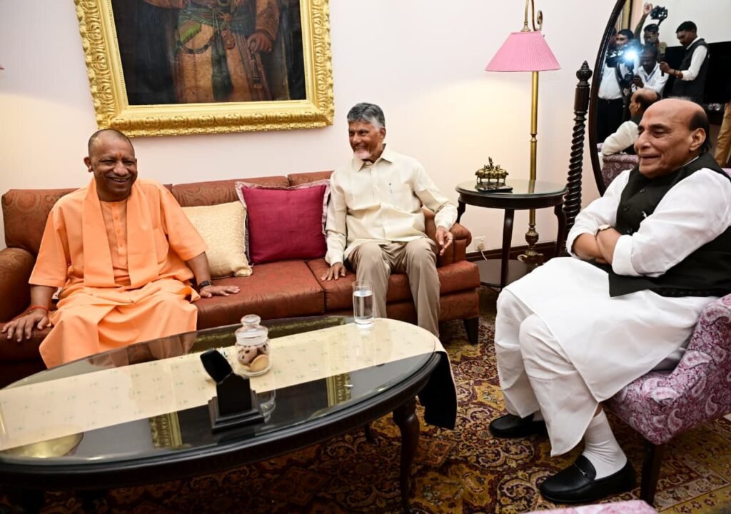 చంద్రబాబు నాయుడుకు స్వాగతం పలికిన యూపీ ప్రభుత్వ ప్రతినిధులు.