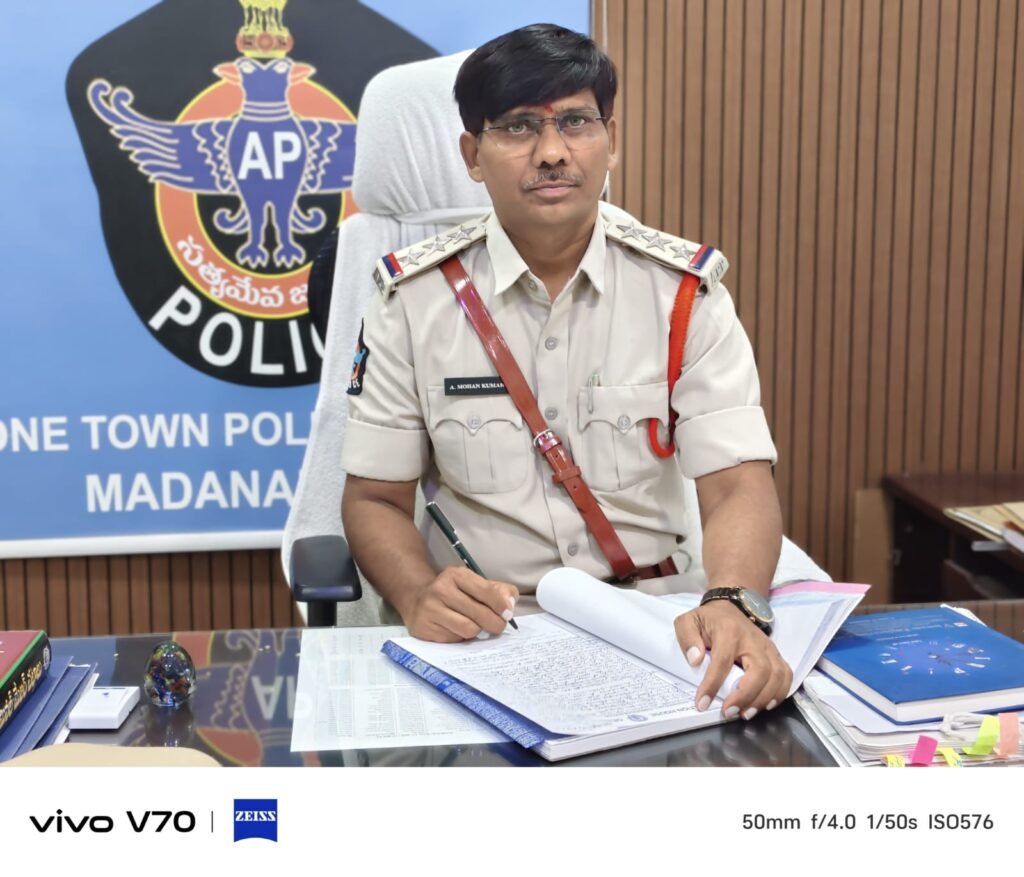 మదనపల్లె వన్ టౌన్ సిఐగా మోహన్ కుమార్ బాధ్యతల స్వీకరణ