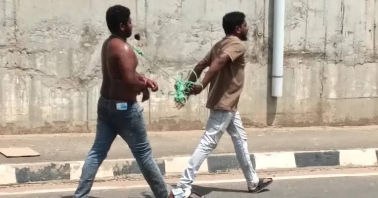 ఘోరం.. చేతులు, మెడకు తాళ్లు కట్టి రోడ్డు వెంట..