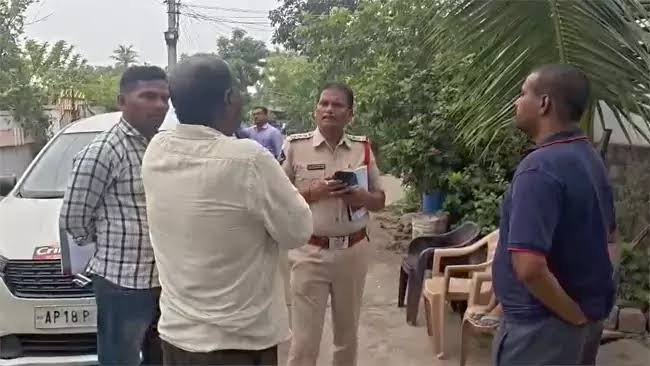 ప్రియుడితో కలిసి కన్నతల్లిని హతమార్చిన యువతి