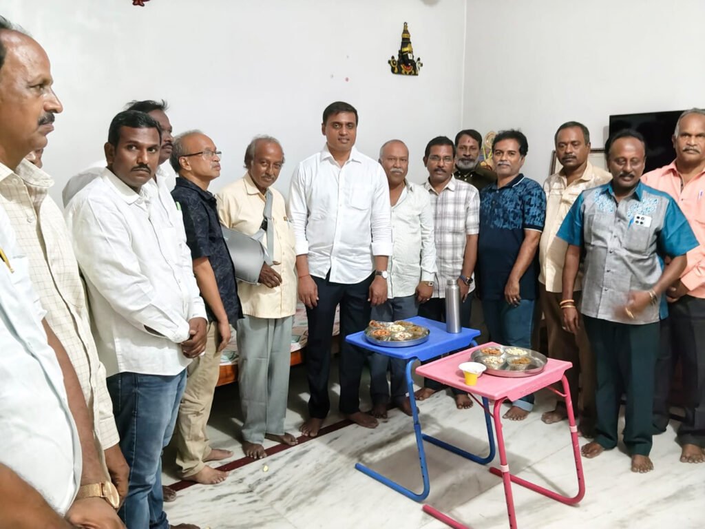 స్థానిక సంస్థల పాలన కార్యకర్తలతోనే