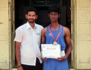 విద్యార్థికి గోల్డ్ మెడల్