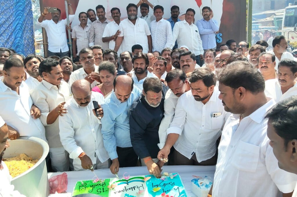 వాడవాడల మాజీ మంత్రి పెద్దిరెడ్డి జన్మదిన వేడుకలు