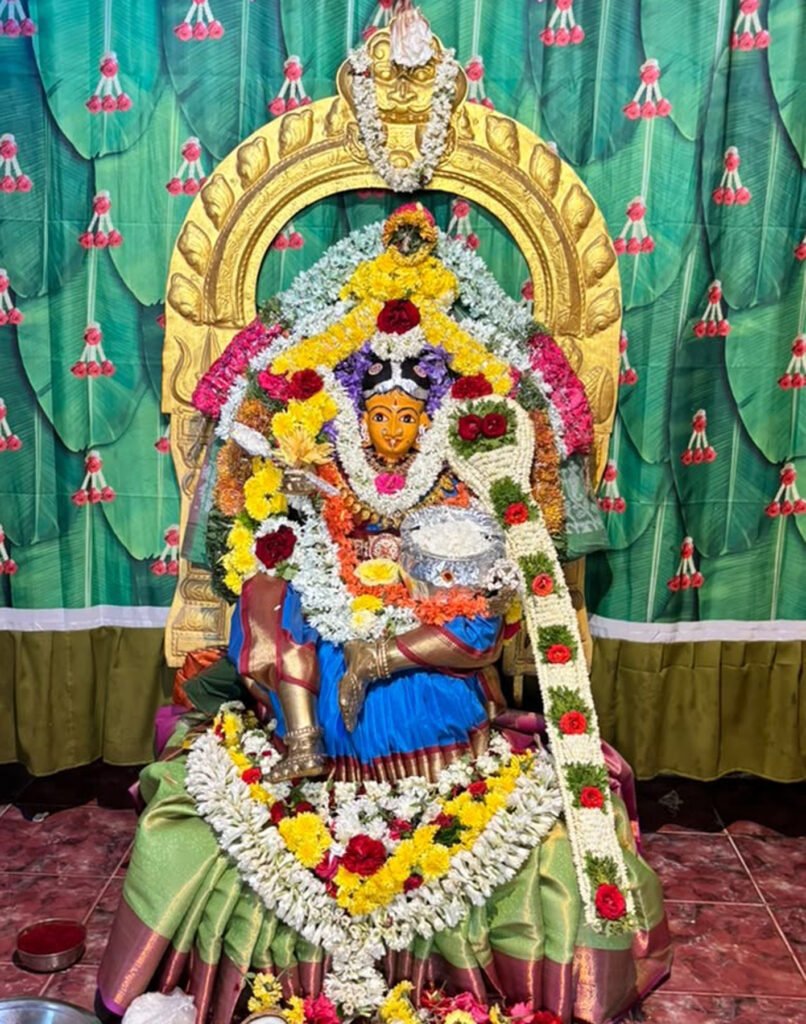 శ్రీ అన్నపూర్ణేశ్వరిదేవి అలంకారంలో అమ్మవార్లు