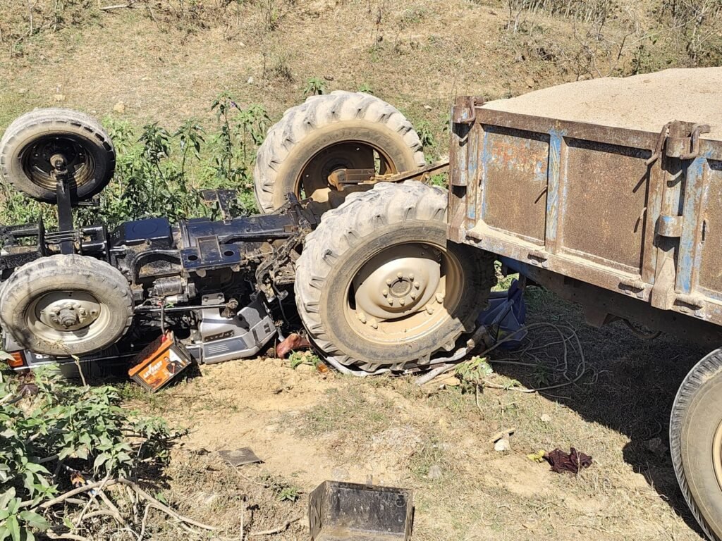 వీరబల్లి బీసీ కాలనీ సమీపంలో ఇసుక ట్రాక్టర్ ప్రమాదం