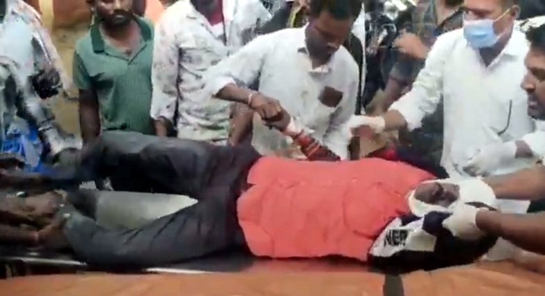 రోడ్డు ప్రమాదంలో దంపతులకు గాయాలు