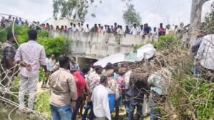 బైరెడ్డిపల్లి మండలం, జాలారి పల్లి వద్ద కల్వర్టును ఢీకొన్న కారు