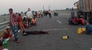 ఘోర ప్రమాదం ఒకరు మృతి, 32 మందికి గాయాలు..