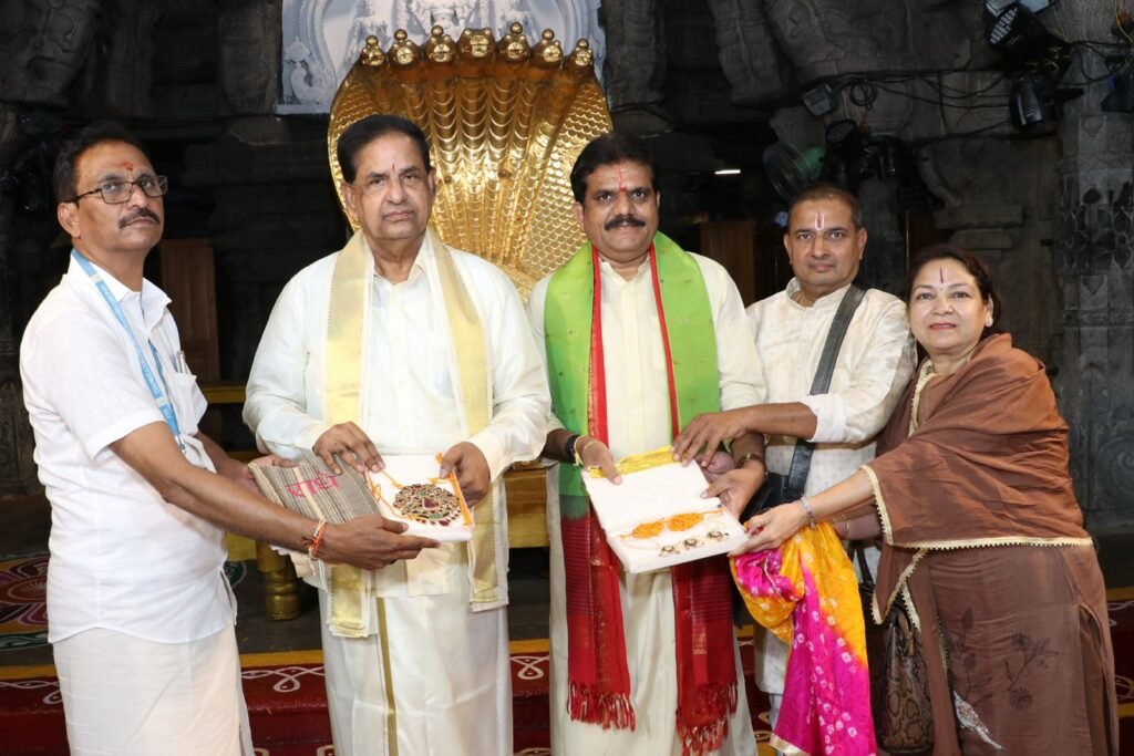 శ్రీవారికి బంగారు లాకెట్, ముత్యాలహారం విరాళం