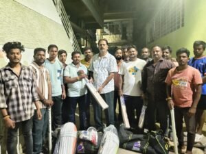 క్రీడాకారులకు క్రికెట్ కిట్లు పంపిణి చేసిన  సుకుమార్ బాబు..