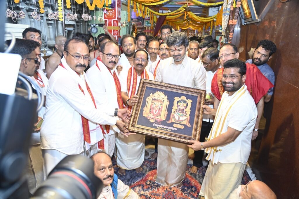 శ్రీ కనకదుర్గ అమ్మవారిని దర్శించుకున్న తమిళనాడు ముఖ్యమంత్రి విజయ్.