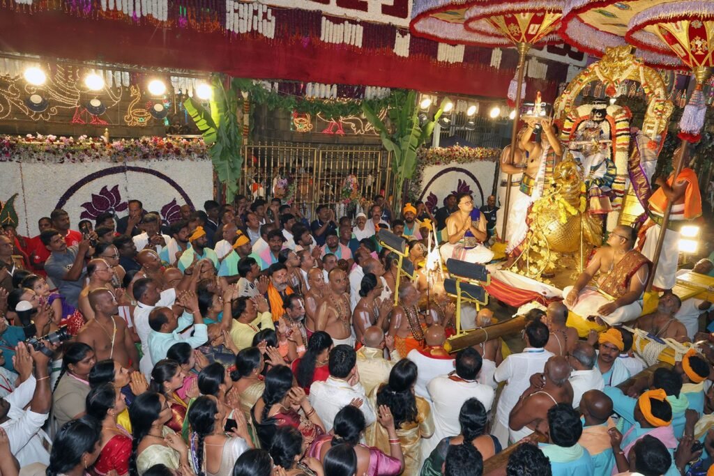శ్రీవారి వాహనసేవలో భక్తి పరిమళాలు.. జానపద కళల సందళ్లు