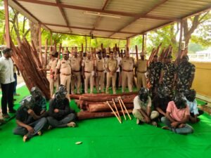 కడప జిల్లాలో 8 మంది ఎర్రచందనం స్మగ్లర్లు అరెస్ట్..