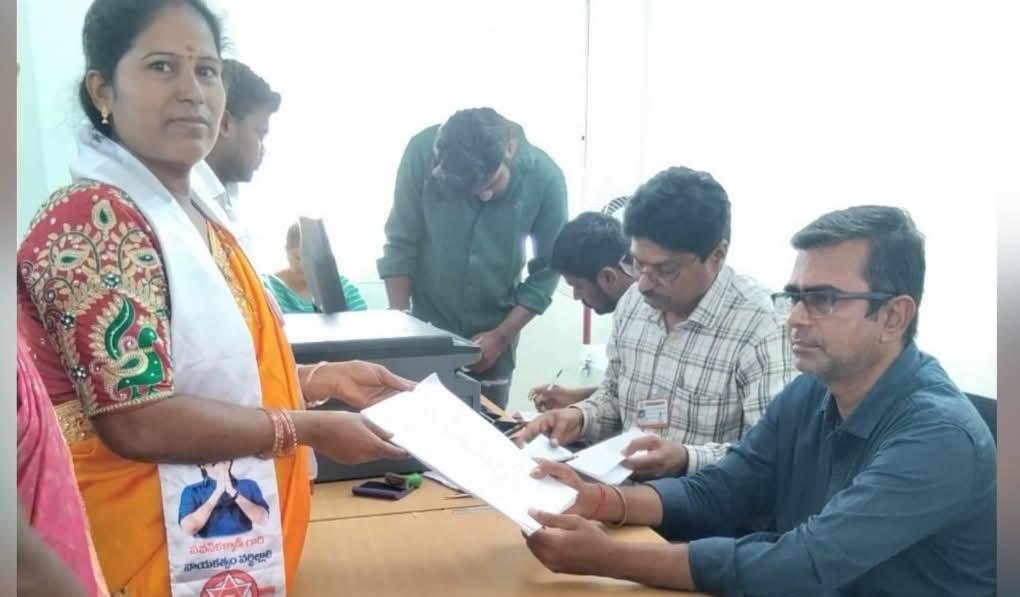 జనసేన పార్టీ అభ్యర్థిగా నామినేషన్ వేసిన మల్లికా సిద్దు.