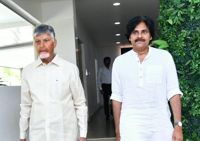 ఒంటరిగా చంద్రబాబు నివాసానికి వెళ్లిన పవన్ కల్యాణ్.