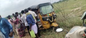 ఆటో వెనుక ఢీకొన్న లారీ..ఇద్దరికి గాయాలు